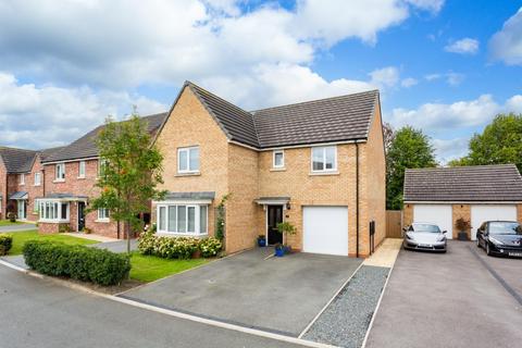 4 bed property, in Oak Close, £460,000