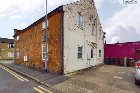4 bed property, in Newland Street West, £212,000
