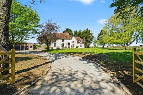 4 bed property, in Cutlers Green, £900,000