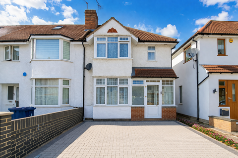 3 bed property, in Braund Avenue, £585,000