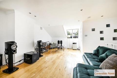 2 bed property, in Gloucester Terrace, £850,000