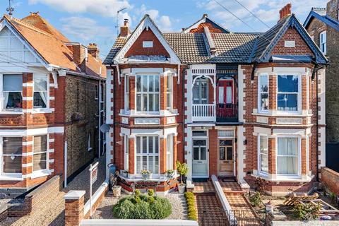 4 bed property, in Cecil Park, £550,000