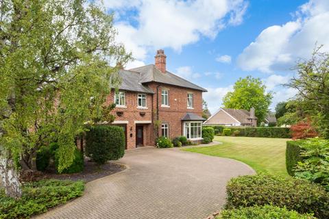 6 bed property, in Leeds Road, £875,000