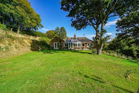 5 bed property, in Woodland Way, £680,000