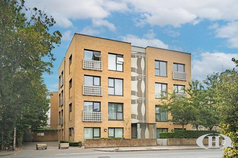 1 bed property, in Western Road, £200,000