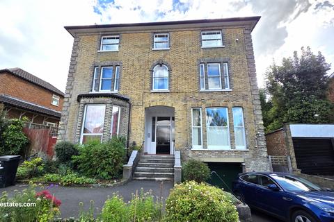 1 bed property, in Somerset Road, £325,000