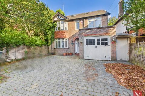 6 bed property, in Compton Avenue, £700,000