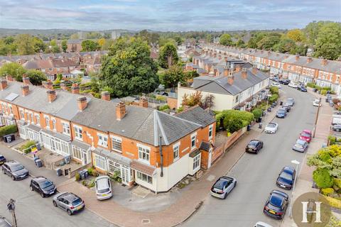3 bed property, in Earls Court Road, £390,000