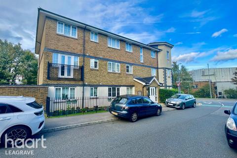 2 bed property, in Kiln Way, £175,000