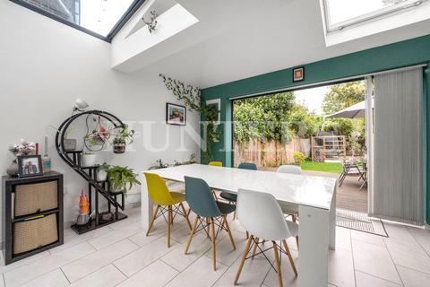 4 bed property, in Beaconsfield Road, £895,000