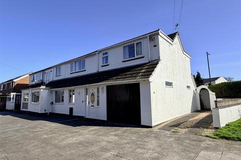 5 bed property, in Kirkham Road, £375,000