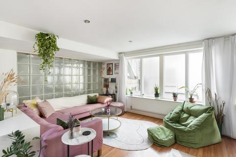 2 bed property, in Rivington Streeet, £550,000