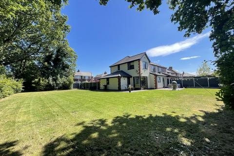 4 bed property, in Links Road, £500,000