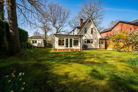 4 bed property, in Woodside Way, £800,000