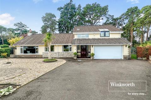 5 bed property, in Old Pines Close, £775,000
