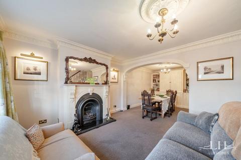 4 bed property, in Wych Elm Close, £625,000