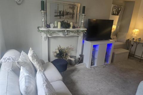 4 bed property, in Coombe Lane, £300,000