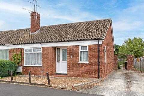 2 bed property, in Cherry Garden Lane, £300,000
