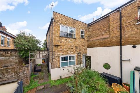 2 bed property, in St. Gothard Mews, £325,000