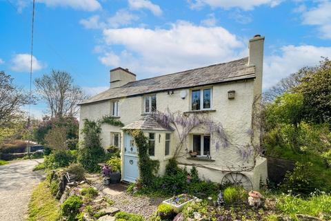5 bed property, in Tregadillett, £565,000