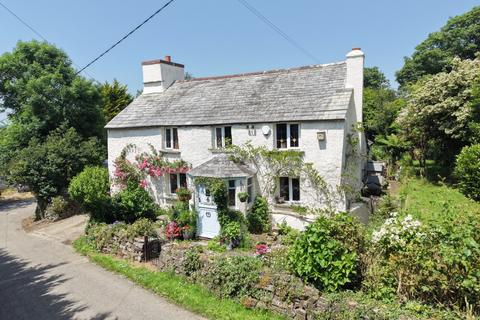 5 bed property, in Tregadillett, £565,000