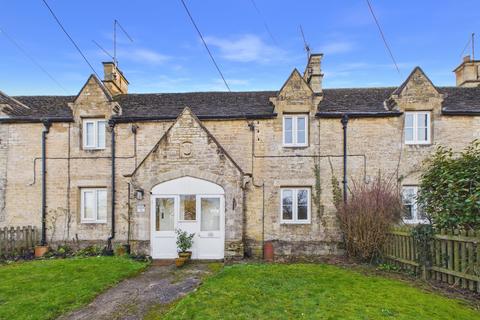 2 bed property, in Gated Road, £265,000
