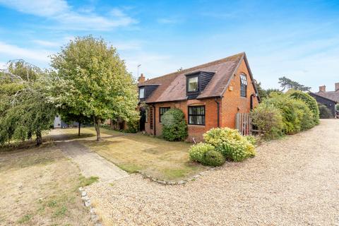 5 bed property, in Buckingham Road, £850,000