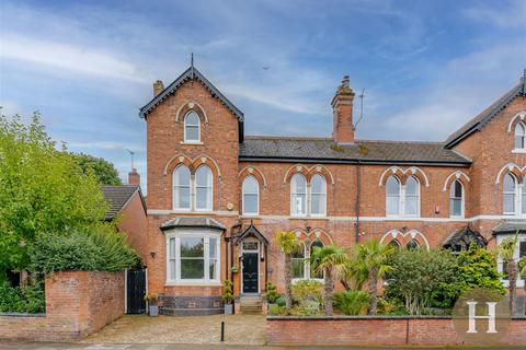 4 bed property, in Kingscote Road, £825,000