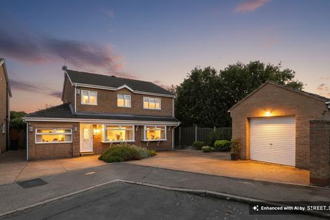 5 bed property, in Willingham Close, £450,000