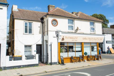1 bed property, in High Street, £110,000