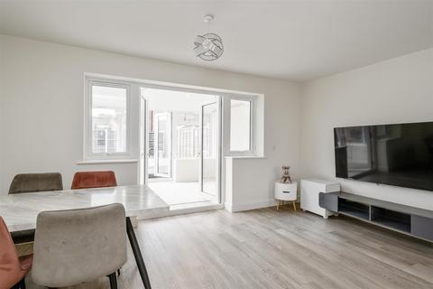 3 bed property, in Kildare Close, £360,000