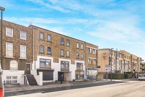 2 bed property, in Isabella Mews, £470,000