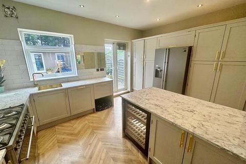 4 bed property, in The Avenue, £265,000