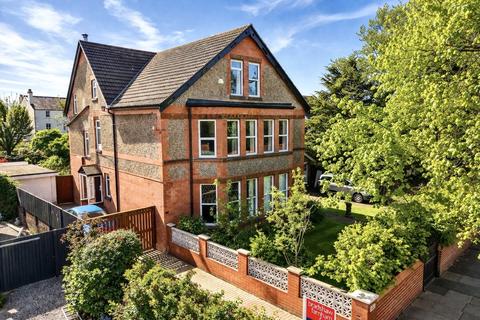 5 bed property, in Meols Drive, £600,000