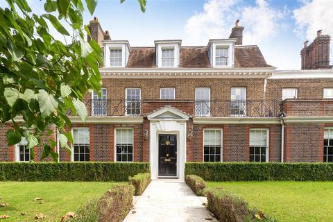 8 bed property, in Hampton Court Road, £3,150,000