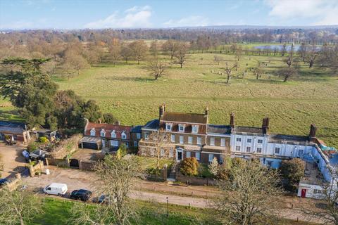 8 bed property, in Hampton Court Road, £3,150,000