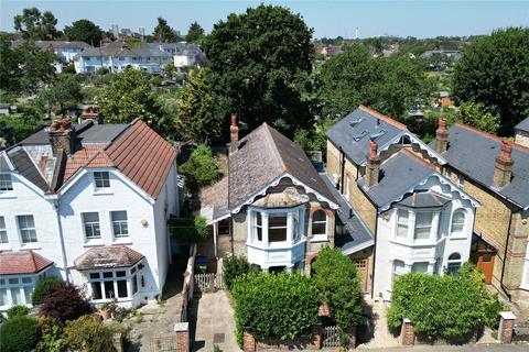 4 bed property, in Elm Road, £935,000