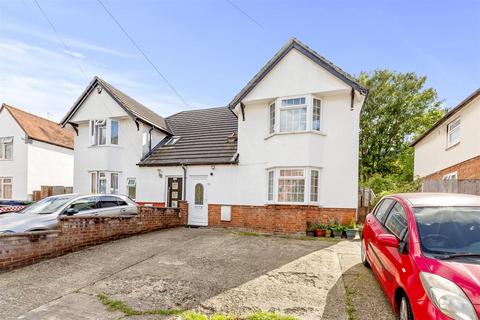 4 bed property, in Wendover Street, £550,000