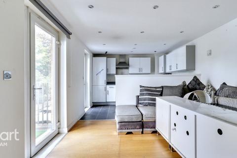 1 bed property, in Walton Road, £233,000