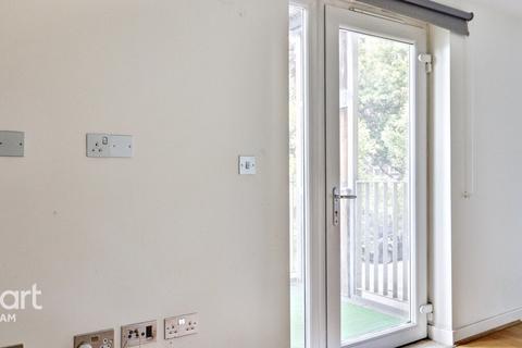 1 bed property, in Walton Road, £233,000