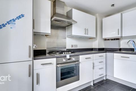 1 bed property, in Walton Road, £233,000