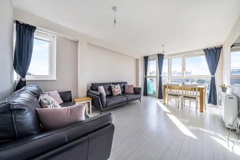 2 bed property, in Becton Place, £200,000