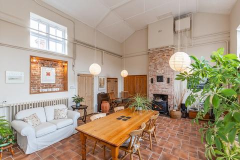 5 bed property, in The Low, £700,000