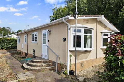 2 bed property, in Kingsford Lane, £100,000