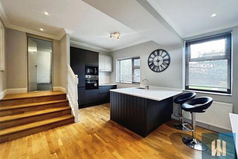 3 bed property, in Blackmoorfoot, £375,000