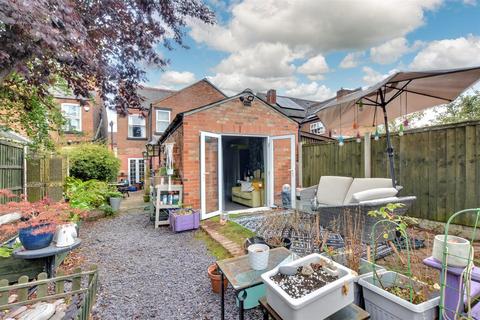 3 bed property, in Upper Wellington Street, £260,000