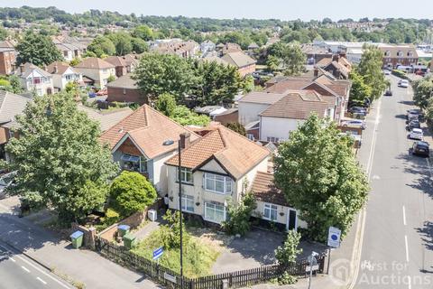 3 bed property, in Bitterne Road West, £230,000