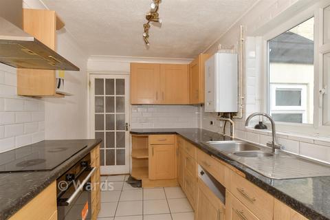 2 bed property, in Alexandra Road, £175,000