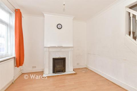 2 bed property, in Alexandra Road, £175,000