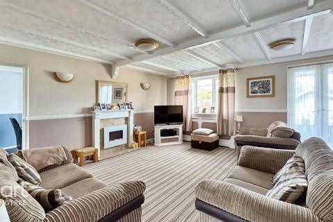 5 bed property, in Merriam Close, £450,000